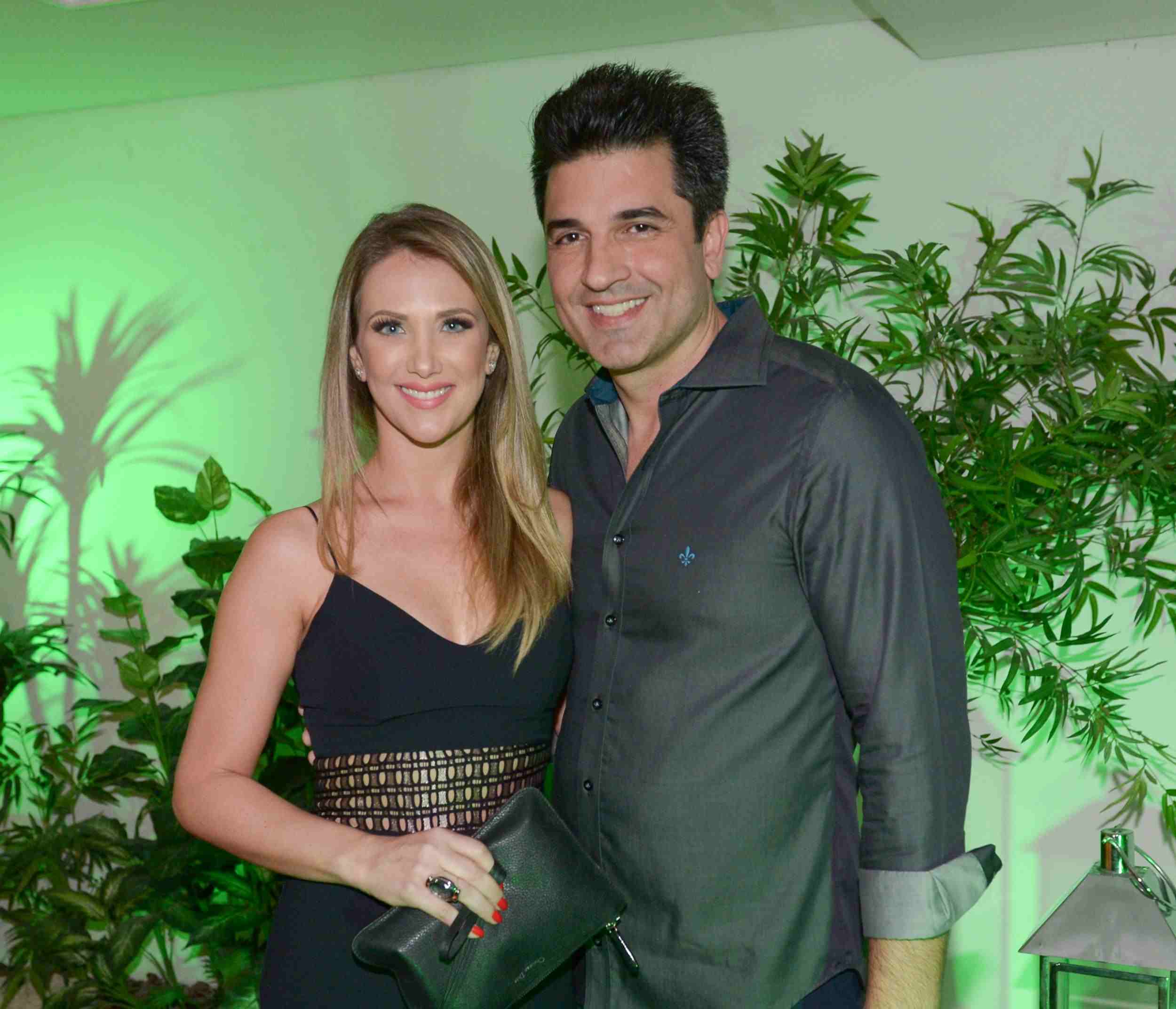 Edu Guedes posa com a esposa para foto em evento