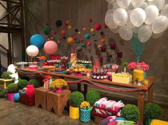 festa infantil com tema de bolas coloridas