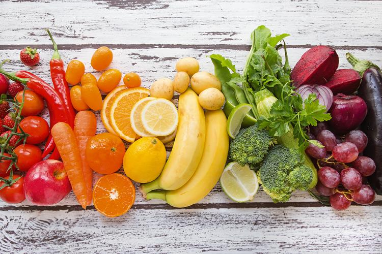 Grande variedade de frutas e vegetais como: morango, pimenta, cenoura, laranja, batata, brocólis, limão, folhas verdes, uvas, beterraba e berinjela
