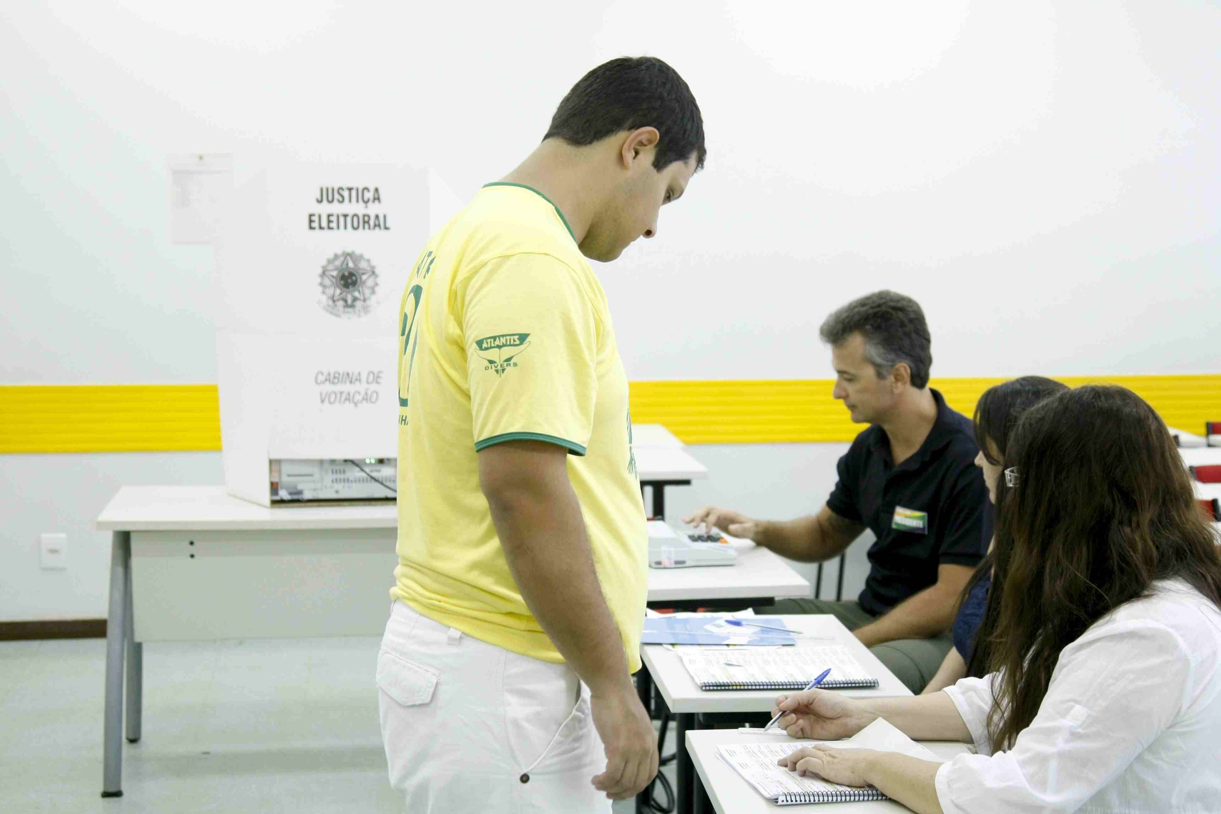 Eleies 2014 - Voto em trnsito no IESB, Asa Sul, Braslia.