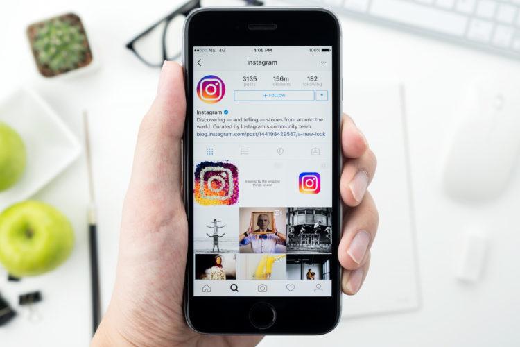 mao-segurando-celular-smartphone-aplicativo-instagram-instagram stories