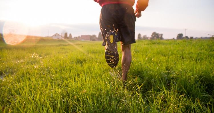Esporte, homem, correndo, ao ar livre, gramado, atividade física