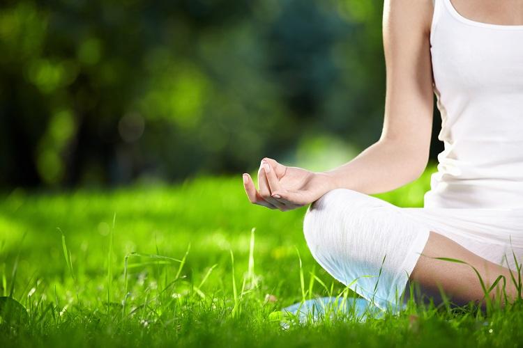 mulher, meditando, relaxando, sentada, jardim, grama, sozinha, ioga
