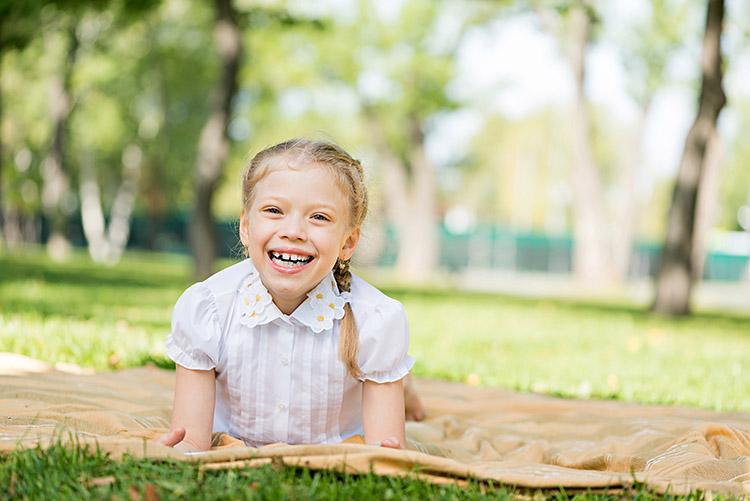 Menina sorrindo no parque
