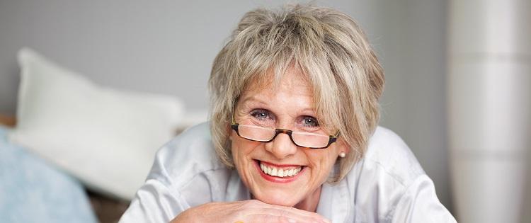 Mulher idosa sorrindo, menopausa