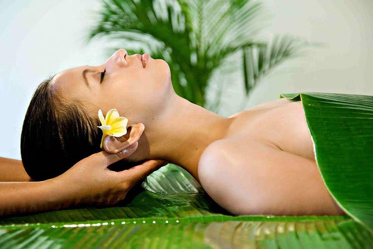 mulher-ayurveda-massagem-tranquilidade-relaxar-medicina