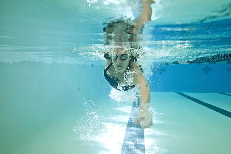 mulher nadando debaixo dágua