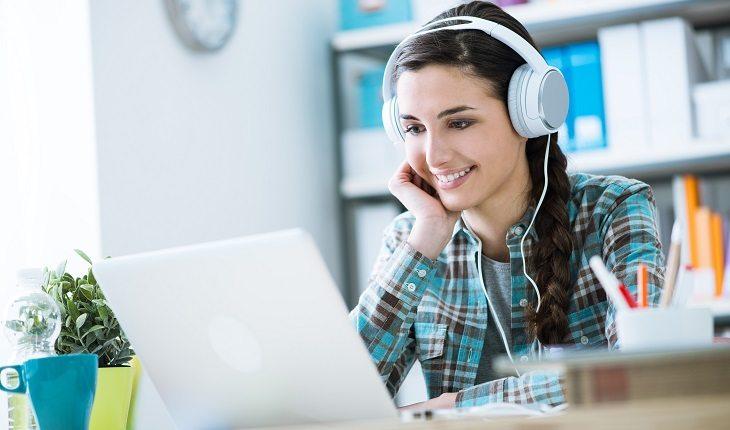 mulher ouvindo música enquanto estuda