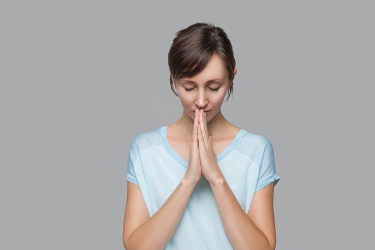 Mulher rezando