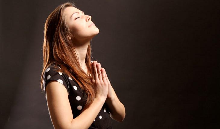 mulher orando