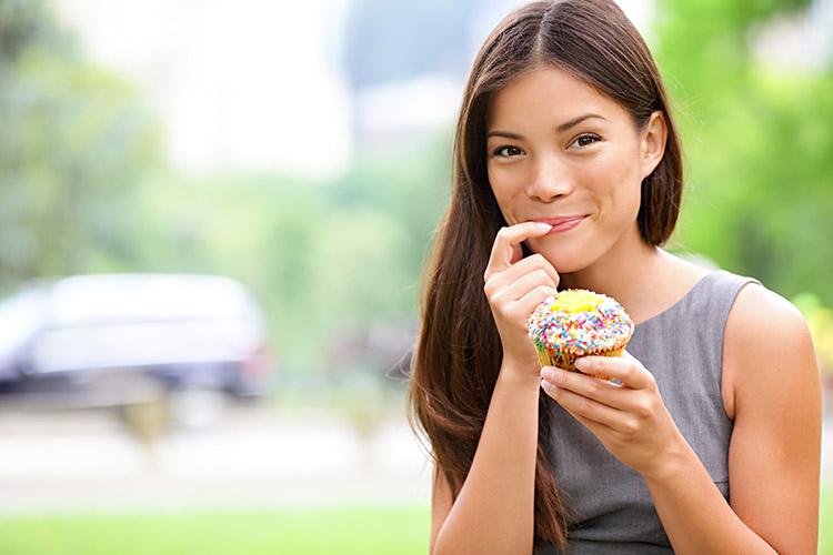 mulher saindo da dieta, comendo cupcake