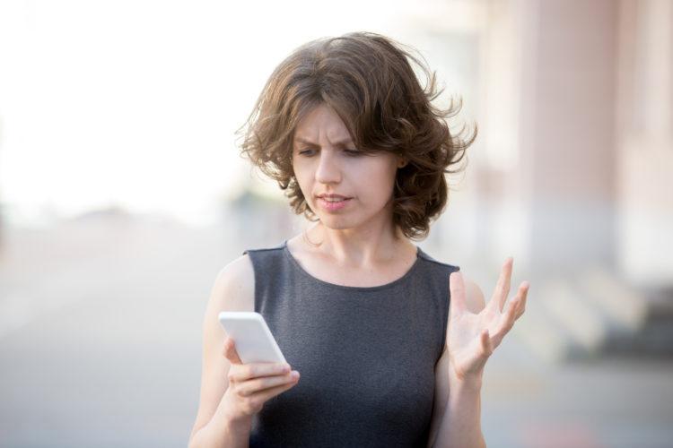mulher-segurando-celular-smartphone-backup-android