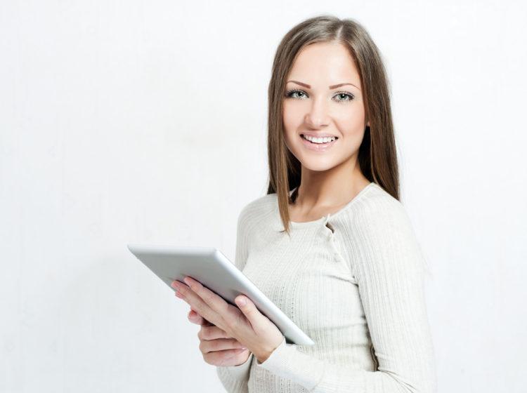 mulher-sorrindo-segurando-tablet-ipad-dicas-personalizar