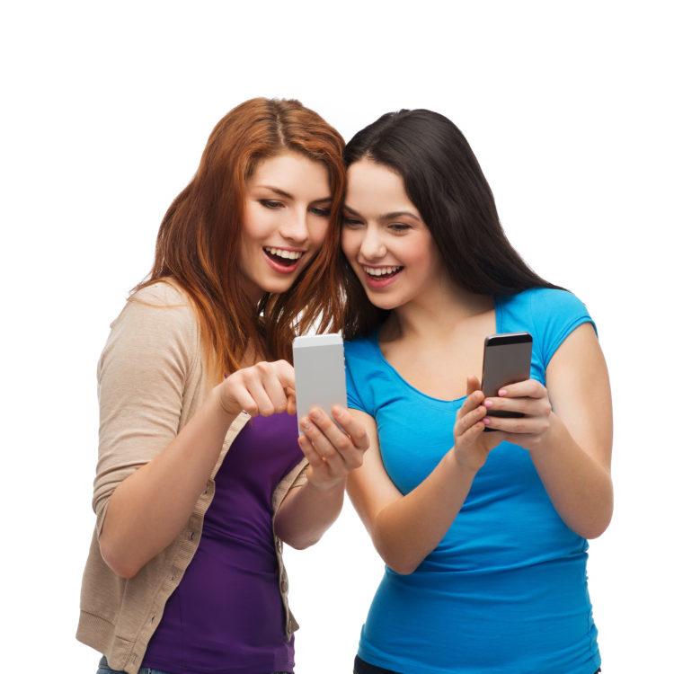 mulheres-conversando-sorrindo-digitando-celular-smartphone-snapchat e instagram-aplicativos-semelhanças-diferenças