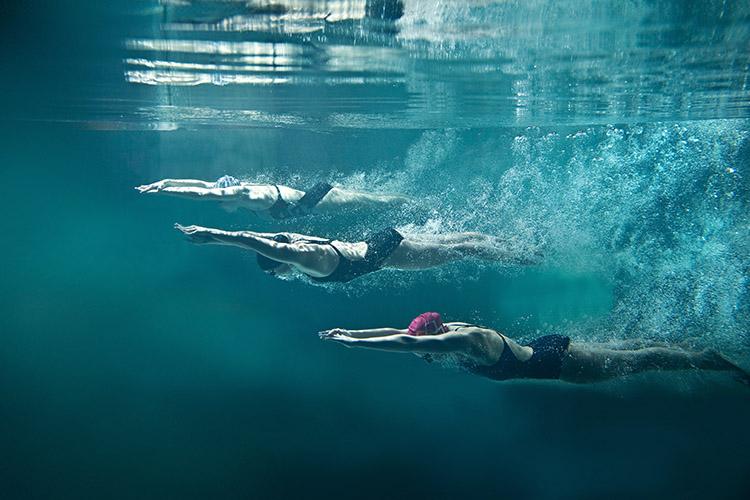 natacao mulheres praticando piscina