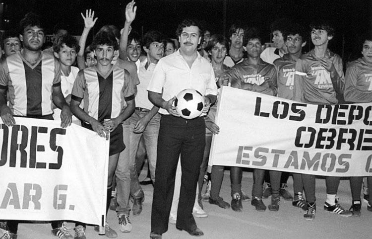 Pablo Escobar em jogo de futebol