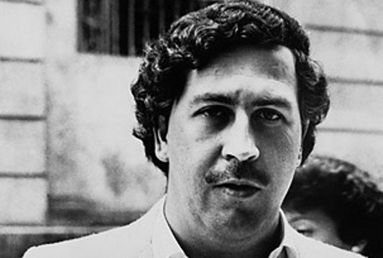 Pablo Escobar olhando fixamente