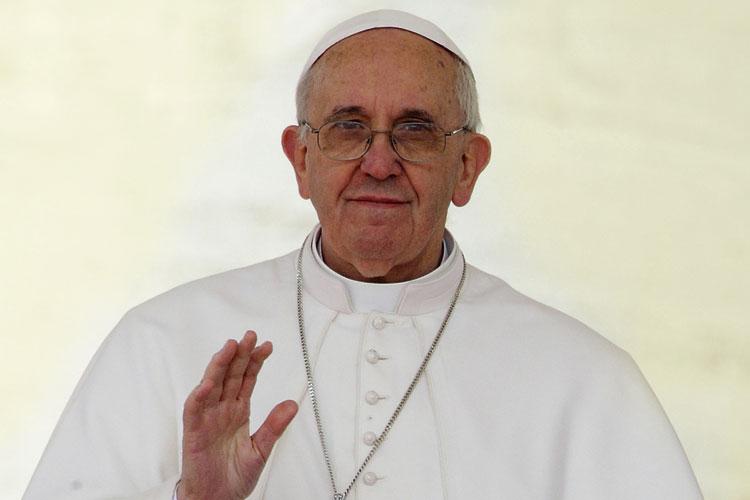 Papa Francisco acenando usando uma batina