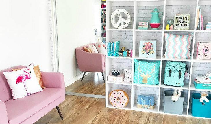 Perfis de decoração no Instagram Casa Depois dos Quinze segundo andar estante poltrona rosa