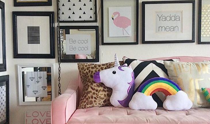 Perfis de decoração no Instagram Eu também decoro sala sofá rosa almofada unicórnio