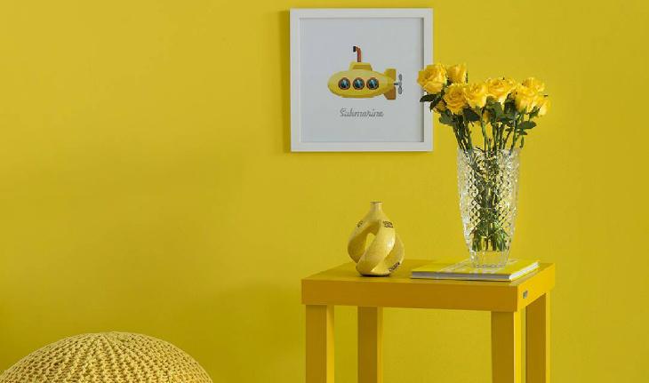 Perfis de decoração no Instagram Mobly Br sala com móveis amarelos