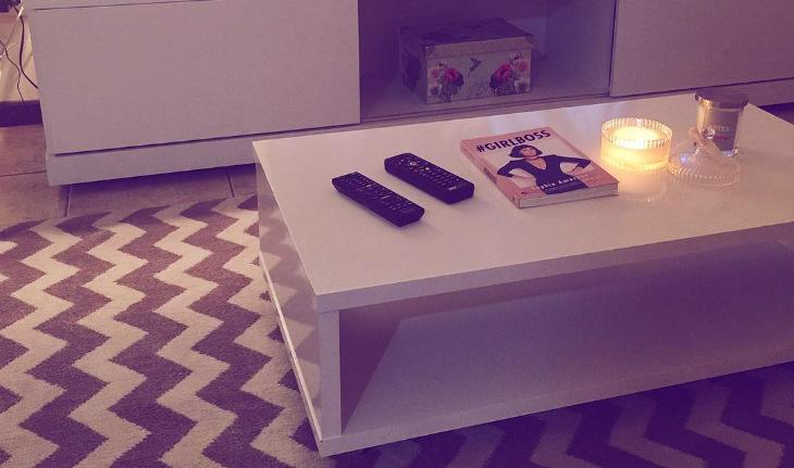 Perfis de decoração no Instagram Morando Sozinha sala com tapete chevron