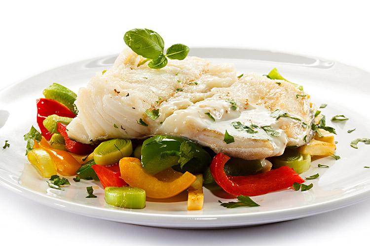 prato-comida-peixes-legumes-refeição