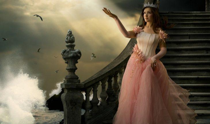 Princesa de vestido rosa descendo escada de castelo