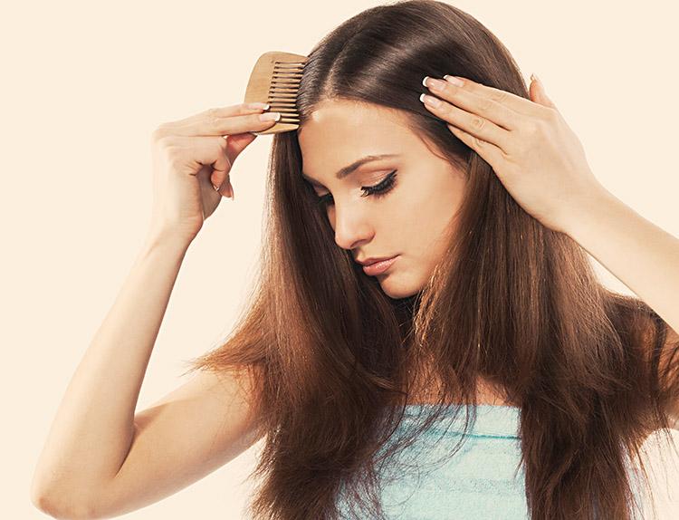 mulher penteando os cabelos
