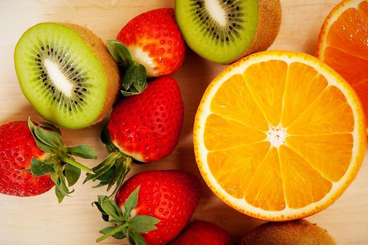 Frutas: laranja, kiwi, morangos, metades