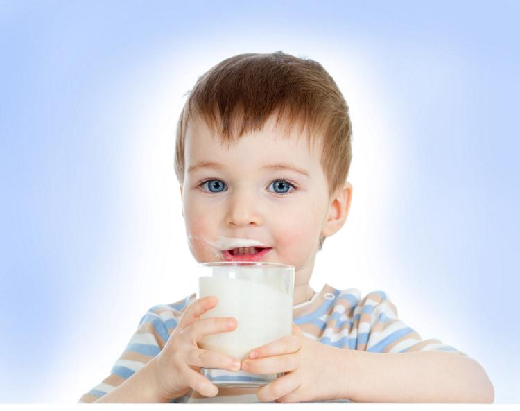 criança bebendo leite 