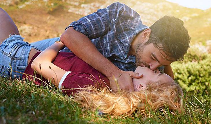 casal se beijando na grama
