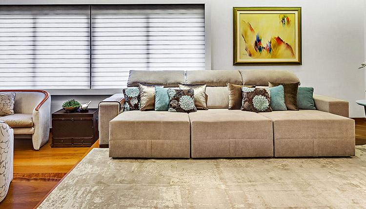 Sala sofá bege almofadas estampadas