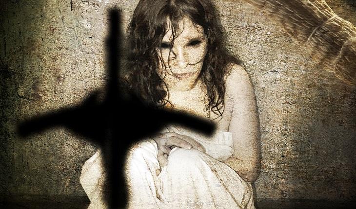 A imagem mostra uma mulher possuída. Há a sombra de uma cruz pertencente ao ritual de exorcismo sobre ela