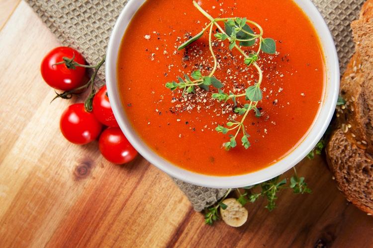 Sopa gourmet, tomates com ervas e pimenta, pão, orégano