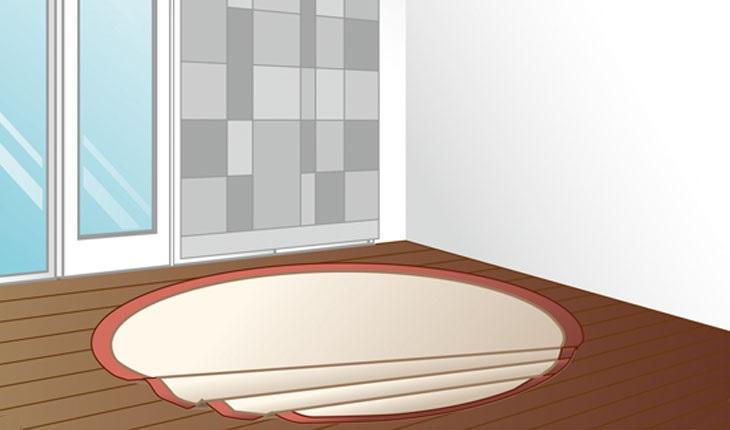 A ilustração mostra um tapete branco com borda vermelha dobrado
