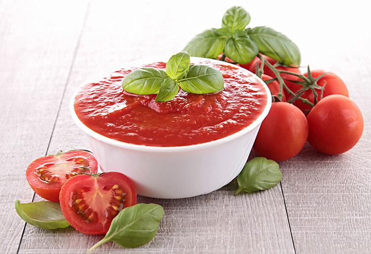 tomate-recipiente-molho-extrato-manjericao-folhas
