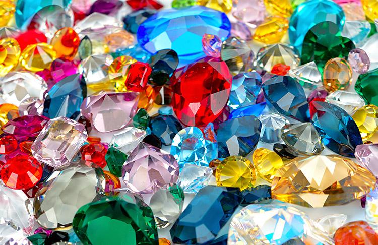 vários cristais coloridos juntos