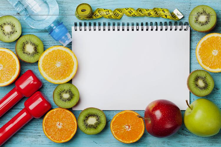 Frutas, halteres, água e fita métrica, itens que compõem o vocabulário das dietas 
