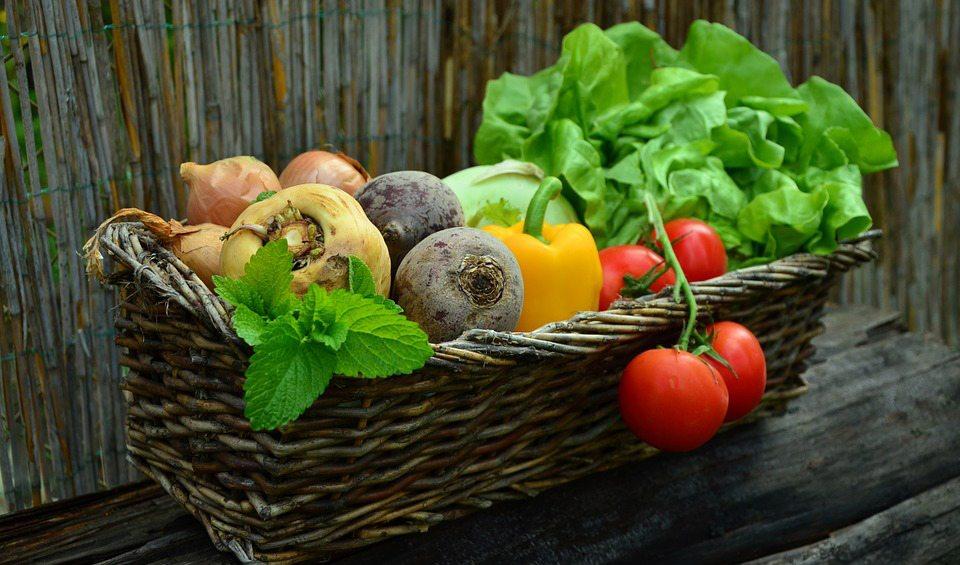 Marmita. Na foto, uma cesta com vários legumes dentro: beterraba, pimentão, tomate, etc