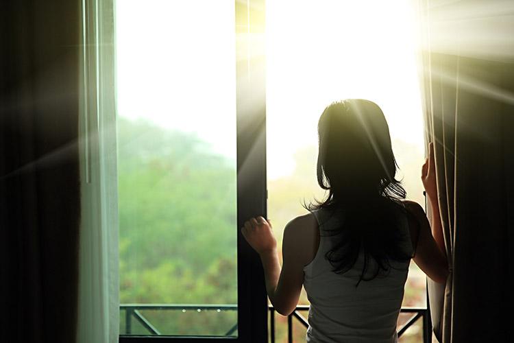 mulher, olhando pela janela, sol