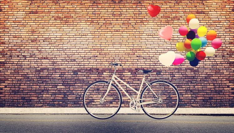Bicicleta-bexigas-coloridas-caminho