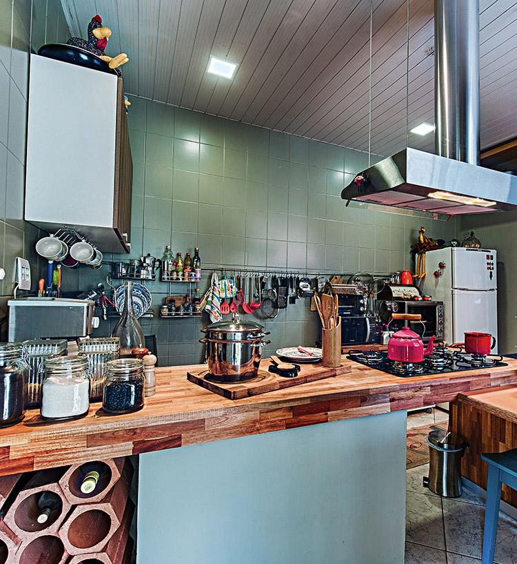Cozinha colorida balcão madeira