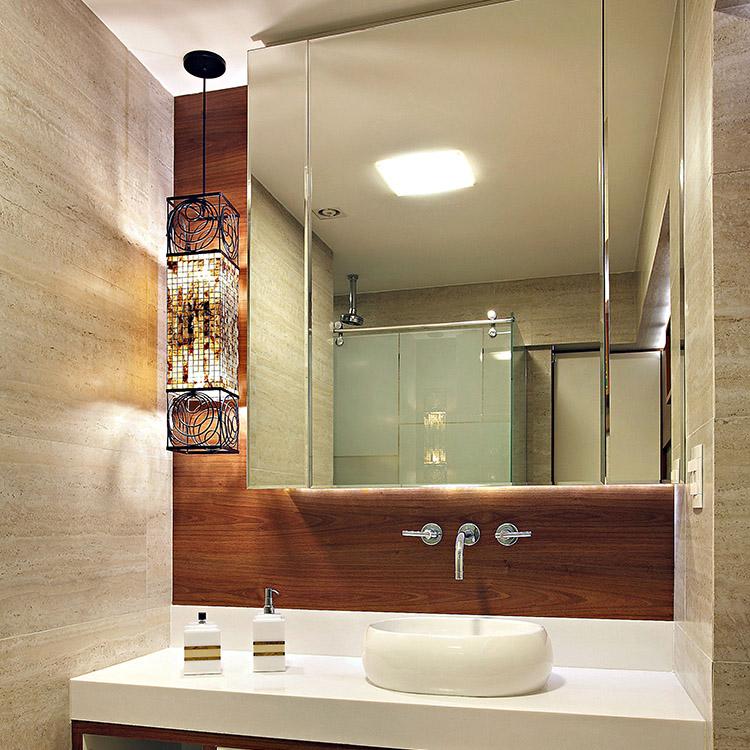 Banheiro pequeno painel de madeira