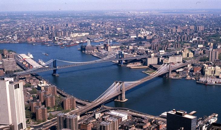 Pontes que ligam Manhattan ao Brooklyn.