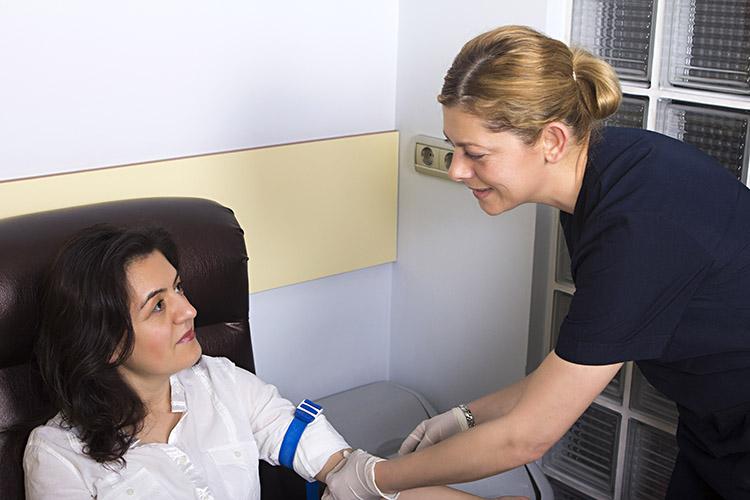 mulher fazendo exame de sangue 