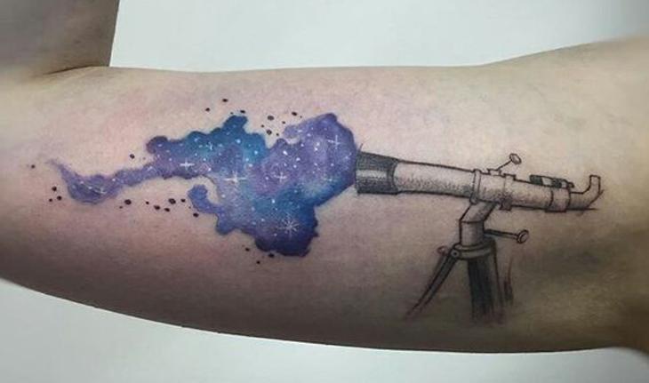 tatuagem aquarela de binóculo