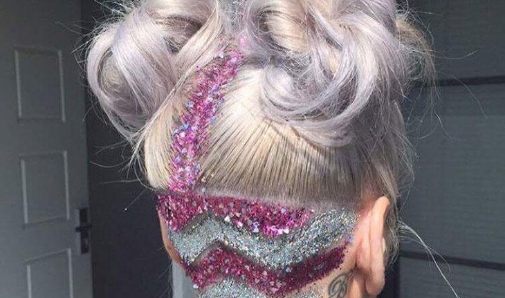 cabelo platinado com a parte inferior raspada em formato de zig-zag e com glitter raiz nas cores prata e rosa