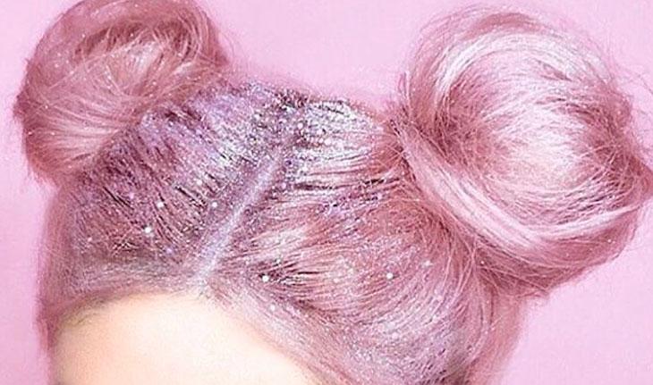 cabelo rosa preso em dois coques com glitter prata na raiz
