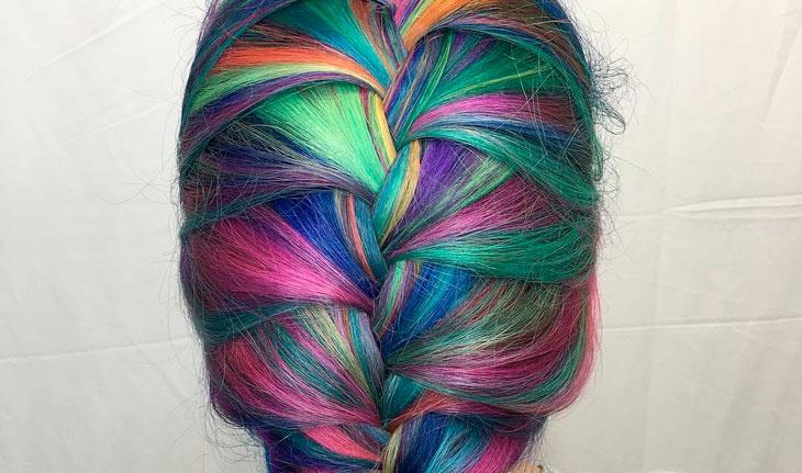 cabelo rainbow nas cores rosa, azul. roxo, verde, laranja e amarelo preso em trança embutida
